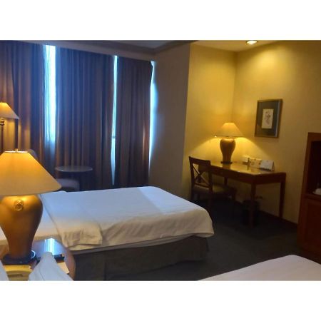 Capital O 914 Makati Palace Hotel Makati City Екстериор снимка