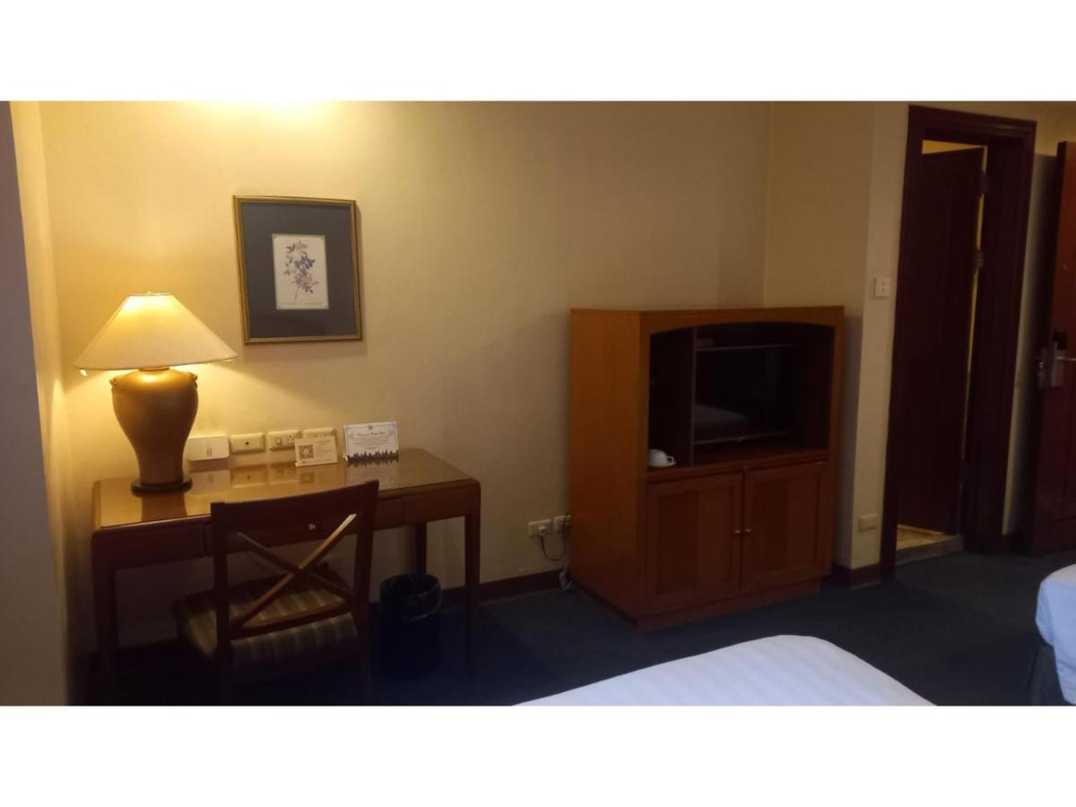 Capital O 914 Makati Palace Hotel Makati City Екстериор снимка