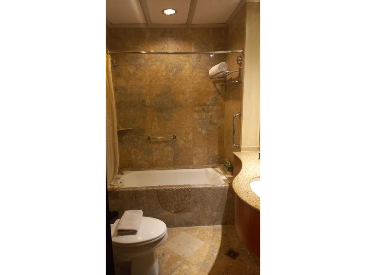 Capital O 914 Makati Palace Hotel Makati City Екстериор снимка