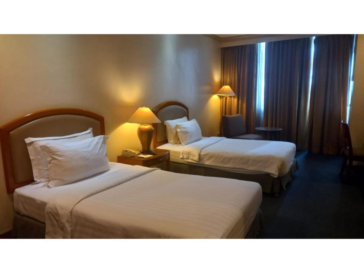 Capital O 914 Makati Palace Hotel Makati City Екстериор снимка