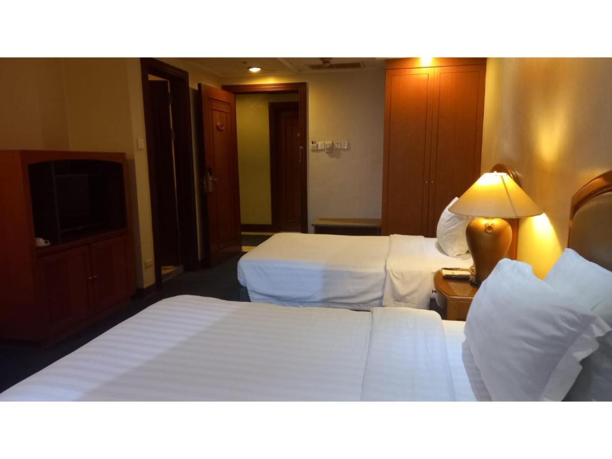 Capital O 914 Makati Palace Hotel Makati City Екстериор снимка
