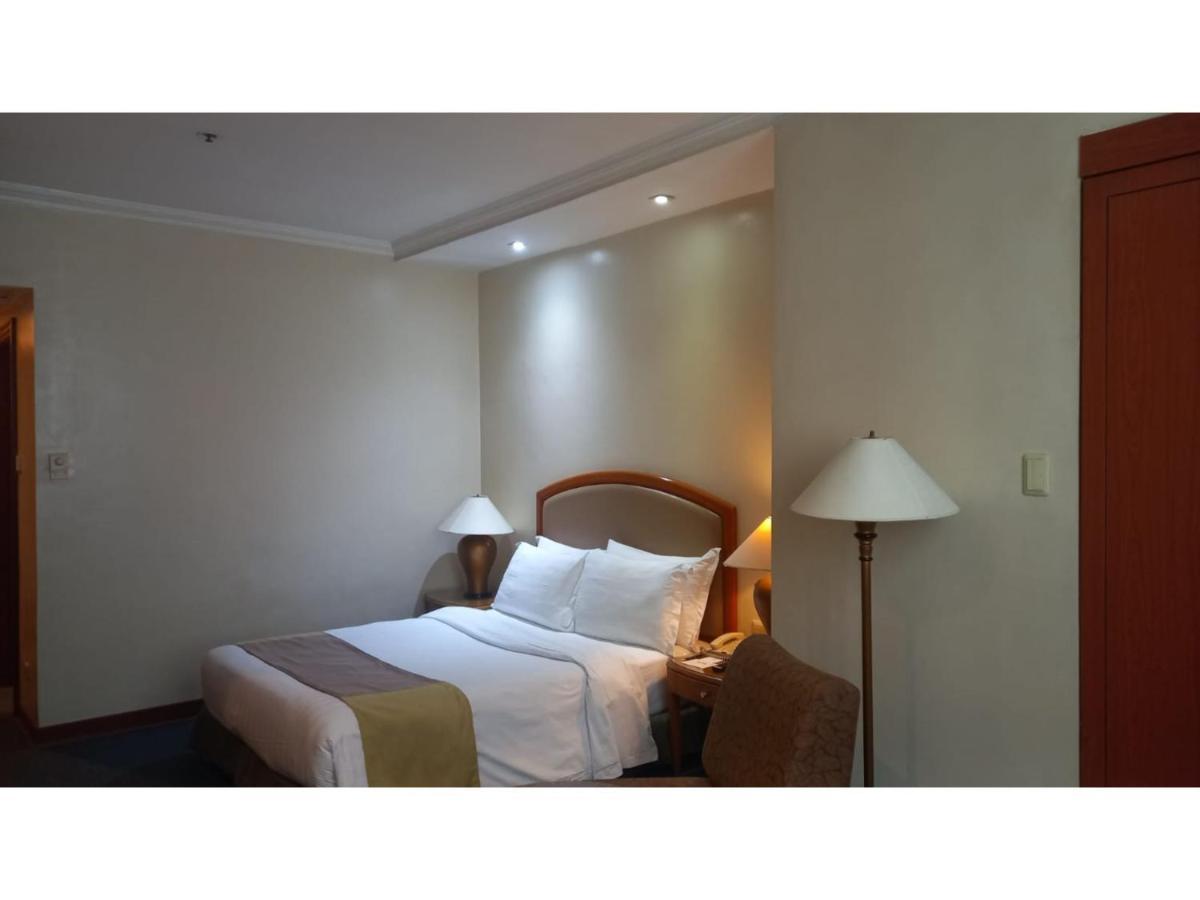 Capital O 914 Makati Palace Hotel Makati City Екстериор снимка