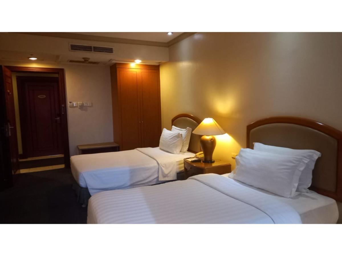 Capital O 914 Makati Palace Hotel Makati City Екстериор снимка