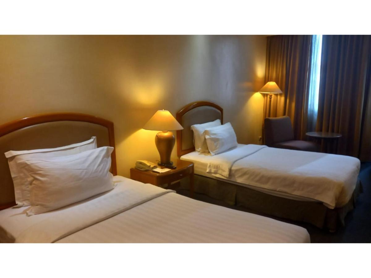 Capital O 914 Makati Palace Hotel Makati City Екстериор снимка