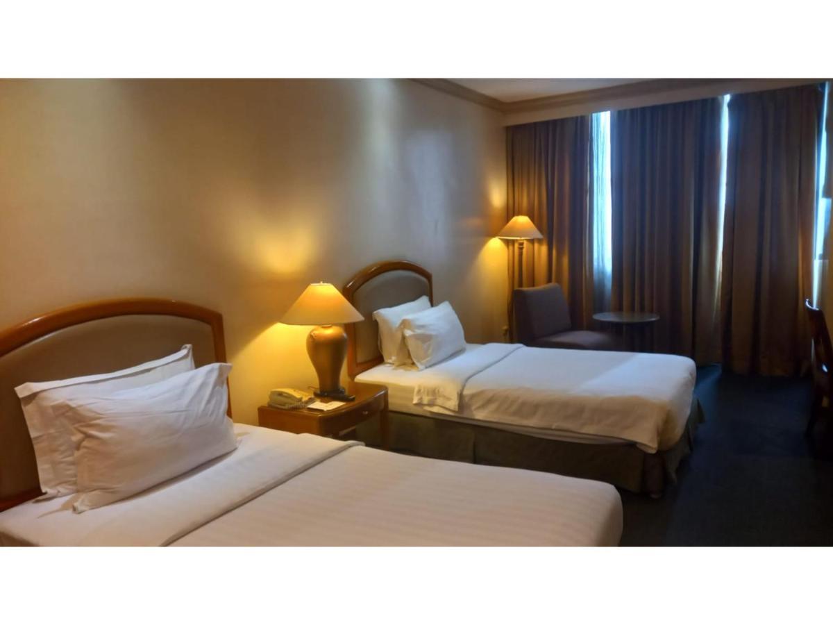 Capital O 914 Makati Palace Hotel Makati City Екстериор снимка