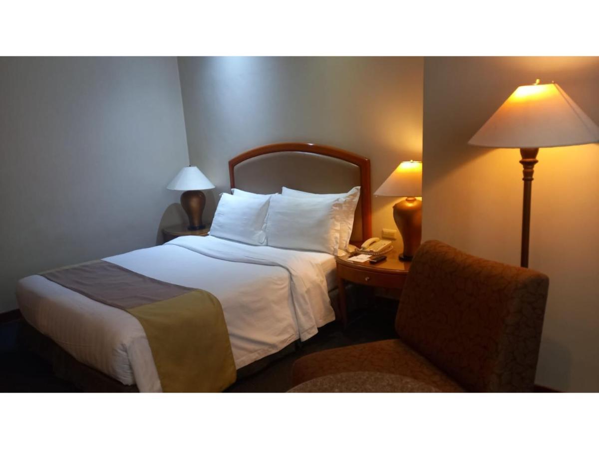 Capital O 914 Makati Palace Hotel Makati City Екстериор снимка